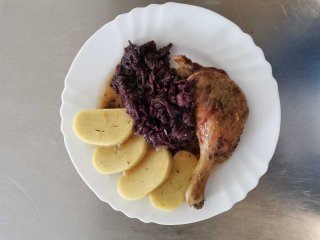 Kachna s bramborovým knedlíkem a zelím